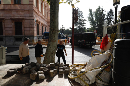IMAGEN | Sacan adoquines del delante de la Subdelegación del Gobierno español en Lleida
