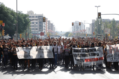 Estudiants tallen el pont de la Universitat de Lleida. La manifestació es dirigeix a la rambla d'Aragó.