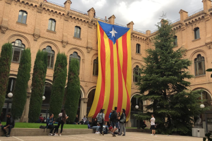 IMATGE | Pengen una estelada gegant a la Universitat de Lleida