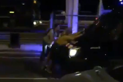VÍDEO. Un furgón de los Mossos arrancó con una manifestante subida en la parte delantera