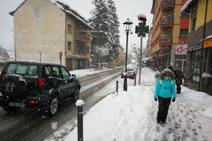 La nevada deja una veintena de carreteras de Pirineo de Lleida con uso de cadenas y más de 700 escolares sin clase