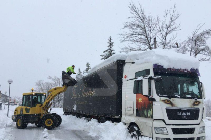 La nevada deja una veintena de carreteras de Pirineo de Lleida con uso de cadenas y más de 700 escolares sin clase