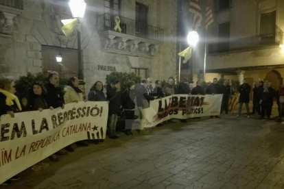 En Lleida, centenares de personas han protestado ante la delegación del Gobierno del Estado en Lleida