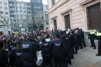 Concentració davant de la subdelegació del Govern espanyol a Lleida i tall de les vies de l'estació de Renfe