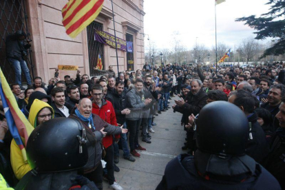 Concentración ante la subdelegación del Gobierno español en Lleida y corte| de las vías de la estación de Renfe