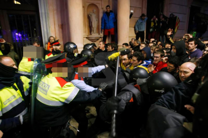 Concentració davant de la subdelegació del Govern espanyol a Lleida i tall de les vies de l'estació de Renfe