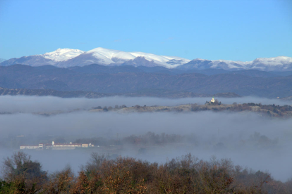 Boira a les fondalades de la comarca d'Osona i neu el Pirineu