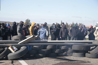 Manifestants han cortado la calzada con neumáticos en protesta contra la 'represión' del Estado