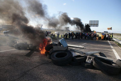 Manifestants han cortado la calzada con neumáticos en protesta contra la 'represión' del Estado