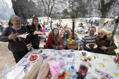 Centenars de lleidatans acomiaden la Setmana Santa a les zones de pícnic i de barbacoes.