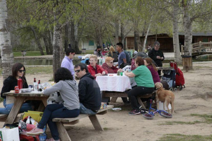 Centenares de leridanos despiden la Semana Santa en las zonas de picnic y de barbacoas.