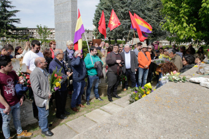Dos-centes persones es reuneixen al cementiri de Lleida per recordar les víctimes del franquisme