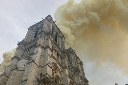 El fuego hunde la aguja y parte de la cubierta de la emblemática catedral de París.