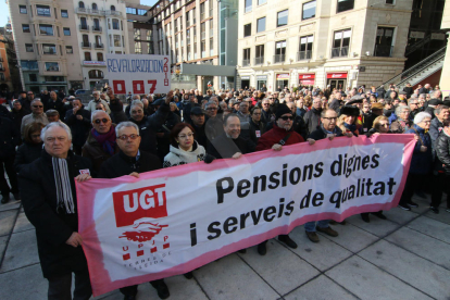 Centenars de persones, convocades per la Marea Pensionista, protesten a Lleida per exigir pensions dignes