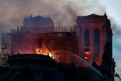 El foc ensorra l'agulla i part de la coberta de l'emblemàtica catedral de París.