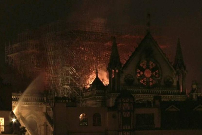 El foc ensorra l'agulla i part de la coberta de l'emblemàtica catedral de París.