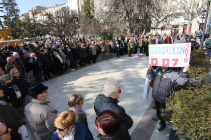Centenars de persones, convocades per la Marea Pensionista, protesten a Lleida per exigir pensions dignes