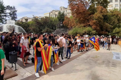 Unes 300 persones s'han concentrat davant del Rectorat i han anat fins a la subdelegació del Govern espanyol