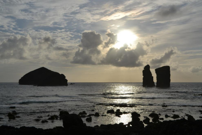 Qui no es relaxa amb una posta de sol així? Estem a la praia dos Mosteiros de la Illa de Sao Miguel (Açores)
