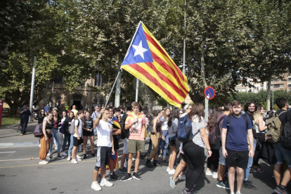 Unes 300 persones s'han concentrat davant del Rectorat i han anat fins a la subdelegació del Govern espanyol