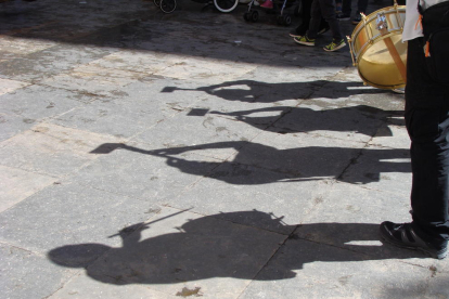 Els detalls son molt curiosos, aquí nostras maitexes ombres, que dibuixadas a terra, donen imatges artistiques, en aquest cas, d'una colla graellera a les nostres Festes Majors de Sant Anastasi en Lleida.
