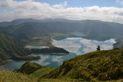 Els núvols de l'estiu, el bon temps reflectits en aquest bonic llac, el Lagoa do Fogo de la Illa de Sao MIguel (Açores)