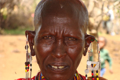 En un viatge a Kenya, em vaig fixa molt en els diferents i petits detalls, que tenen les dones de la Tribu Massai, en les seves orelles, portant-hi abaloris de bonics colors, realitzats per elles matrixes...