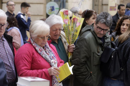 Roses i llibres omplen els carrers de Lleida