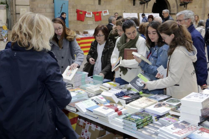 Rosas y libros llenan las calles de Lleida