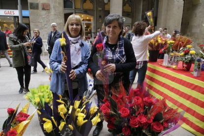 Rosas y libros llenan las calles de Lleida