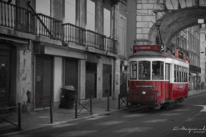 Passejar pels estrets carrers de Lisboa, veient com passen els tìpics tamvies, elétrico, com en diuen ells, és una sensació magnífica