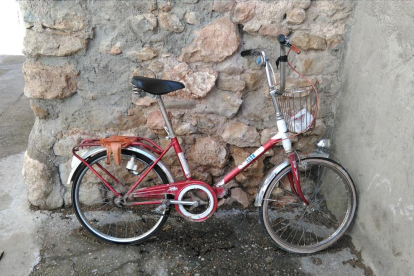 Des de fa 7 estius,amb la meva amiga Ana fem una escapada de relax.Aquest cop,vam anar a Peramola on ens vam  trobar-nos una bici com a que jo tenía de petita.Quina nostalgia recordar la meva infantesa.