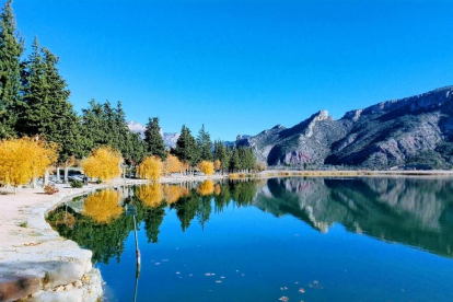 Tranquil.litat, armonía, colors..... disfrutant d'un passeig per Sant Llorenç de Montgai. FOTO: Judit Piqueras Cl Ferrer i Busquets 119 4-2 (25230) Mollerussa T.687547317-973600988