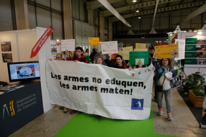 Una desena d'estudiants s'han manifestat avui per la presència de l'Exèrcit a la Fira FP de Lleida