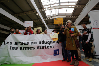 Una desena d'estudiants s'han manifestat avui per la presència de l'Exèrcit a la Fira FP de Lleida
