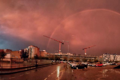 Cel rogenc i arc de sant Martí, en un dia plujós