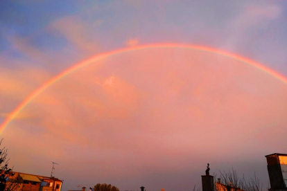 Arco iris con cielo rosa en Gimenells