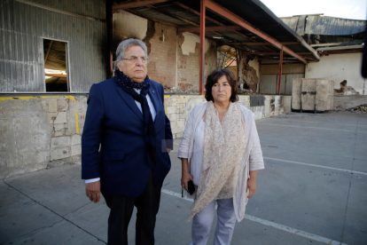 Imatges de la nau de Shalom al polígon del Segre de Lleida després de l'incendi