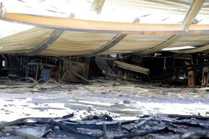 Imatges de la nau de Shalom al polígon del Segre de Lleida després de l'incendi