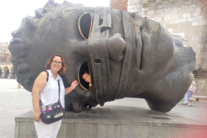 L'Hugo i l'Estela, van disfrutar molt a Cracòvia, una ciutat amb molt d'encant i dhistòria. Aqui estem amb una escultura Eros Bendato.... mireu qui surt d'un ull!!