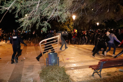 Policia i radicals es van enfrontar després d'un acte pacífic contra la sentència del procés