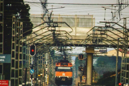 Tren marxan de l' estació de Bell. lloc D 'Urgell