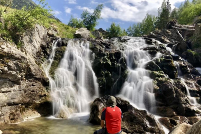 Hem estat de vacances a la Vall d'Aran. Aquí veiem una cascada al riu Aiguamog.