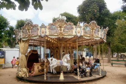 Carrusel a la població de Vichy , per gaudir els.petits i els més grans