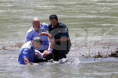 Agents dels Mossos d'Esquadra i la Guàrdia Civil el van poder treure de l'aigua.