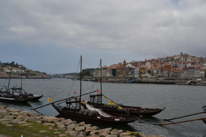 Estem veient una part de la riba del riu Douro a la ciutat de Porto (Portugal)