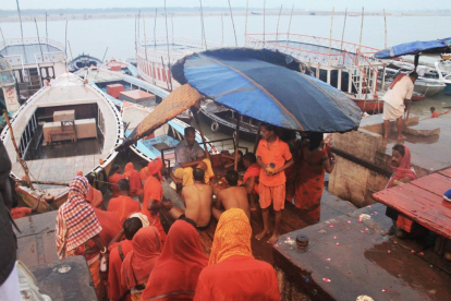 Marea taronja de pelegrinatge al riu Ganga.