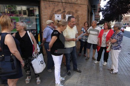 Imatges de la protesta de veïns a Príncep de Viana - El Clot, que reclamen més passos de peatons