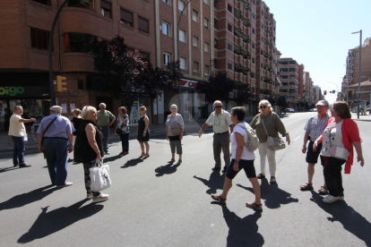 Imatges de la protesta de veïns a Príncep de Viana - El Clot, que reclamen més passos de peatons
