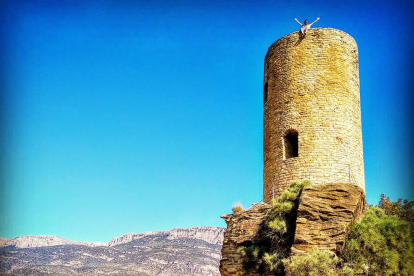 Poble excavat a la roca i torre de vigilància. Baronia de Sant Oïsme